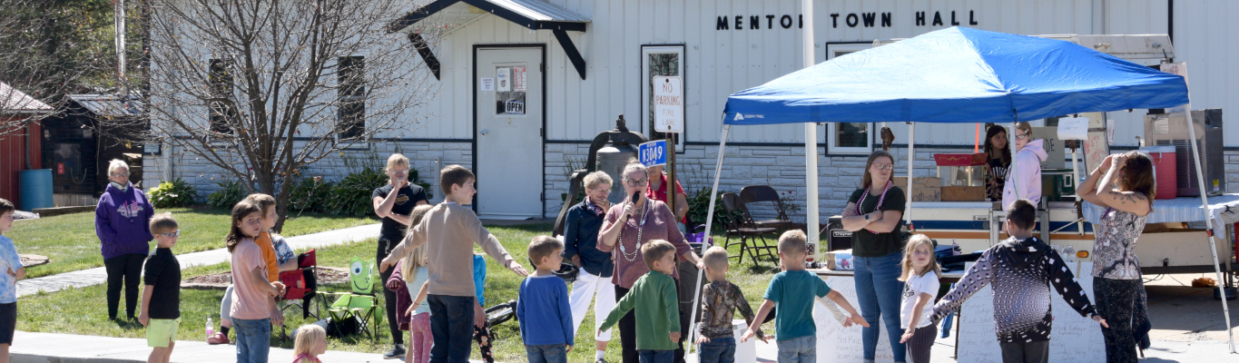 kids stretching in front of the town of mentor hall just before the kids pedal pull contest